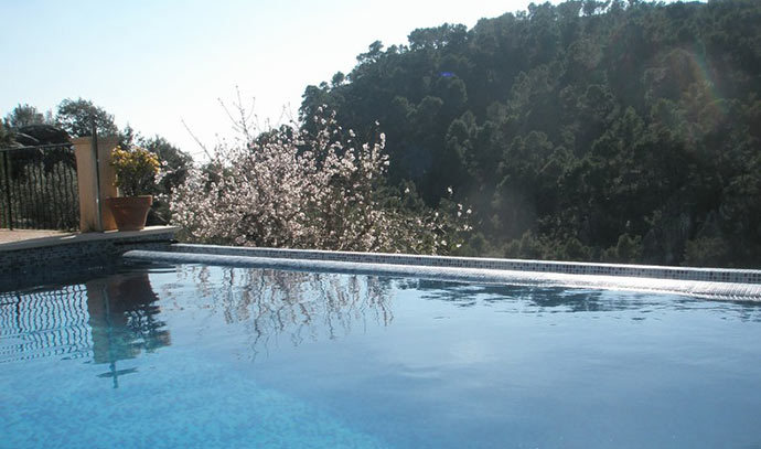 Country house for sale in Andratx with nice views and pool